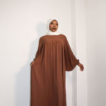 WOMAN IS WEARING MAXI DRESS